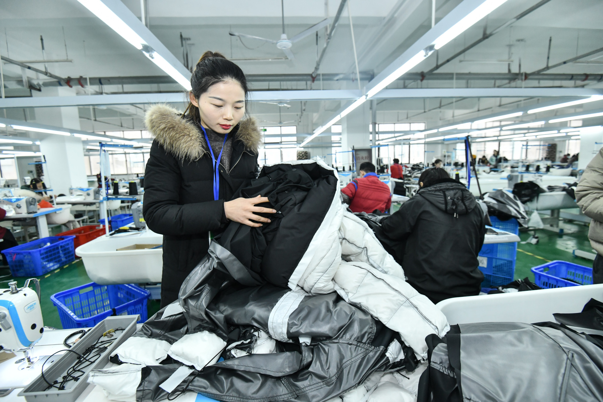 河南光山 羽绒服装制造基地点亮脱贫攻坚路，让百姓“挣钱顾家两不误”