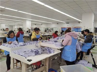 订单激增，梁平服饰企业开足马力忙生产